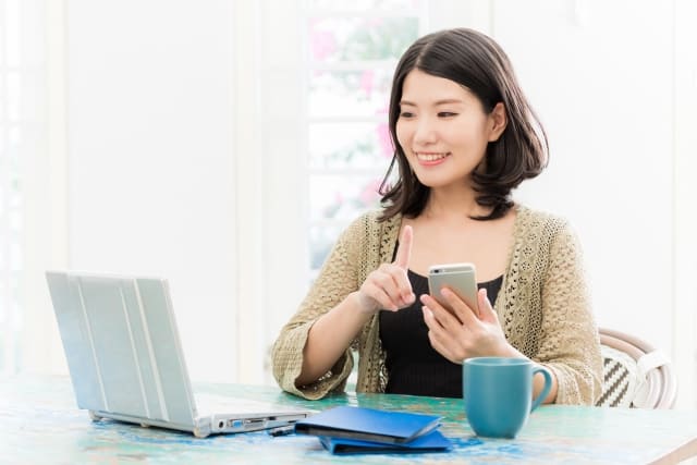 会計ソフトを使って記帳する女性